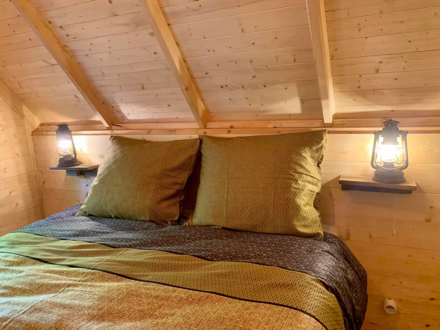 De slaapkamer, omhuld door hout