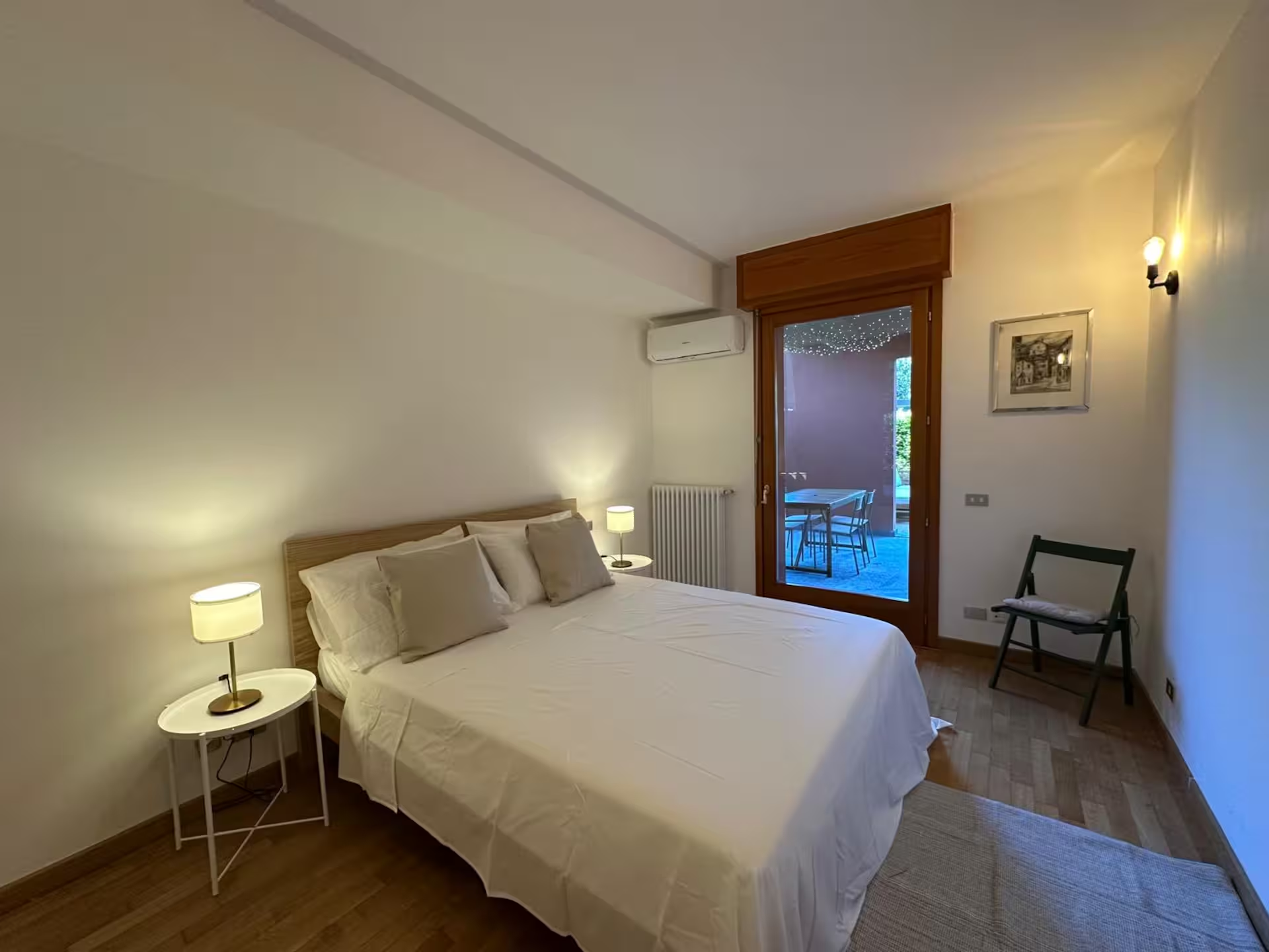 Spectaculair zwembadterras met uitzicht over een ongerept Alpenmeer met dramatisch bergdecor en blauwe luchten