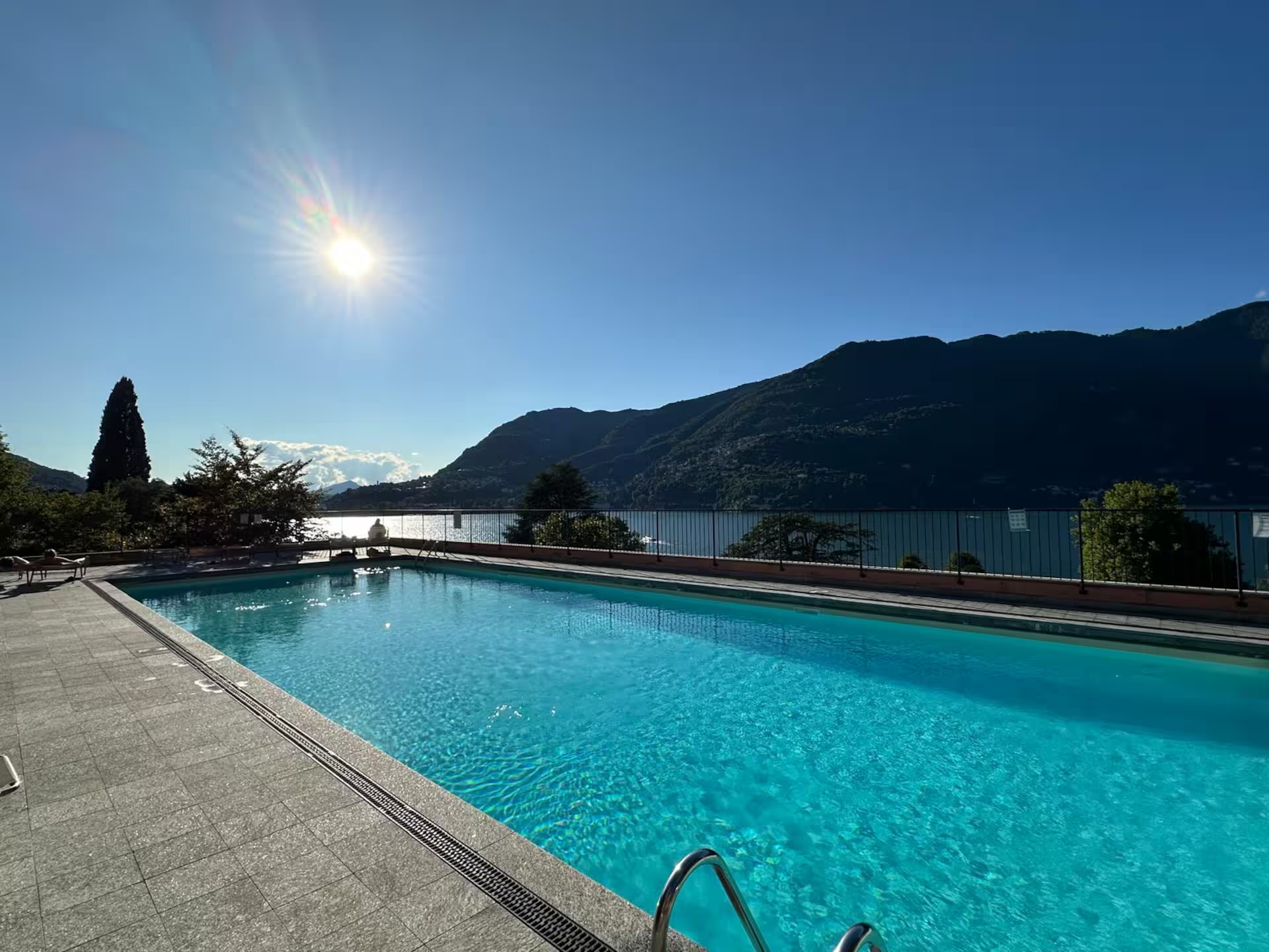 Schitterend overloopzwembad met panoramisch uitzicht op meer en bergen, omgeven door Mediterraan landschap