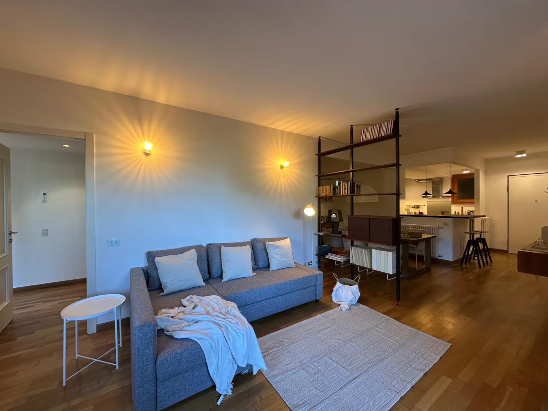 Verfijnde badkamer met betonstructuren, achtergrondverlichte spiegel en minimalistisch zwart meubel