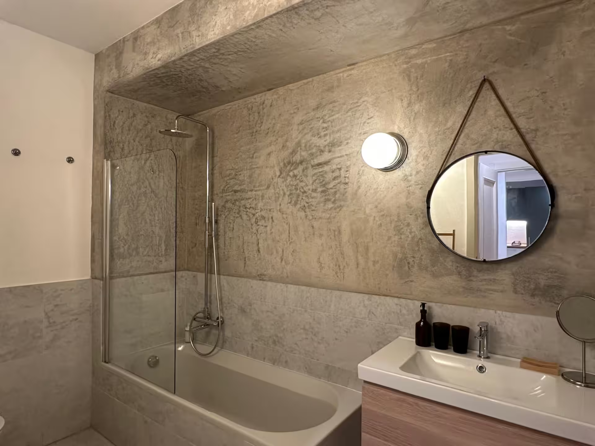 Hedendaagse leefruimte met blauwe hoekbank, warme verlichting en open keukenverbinding