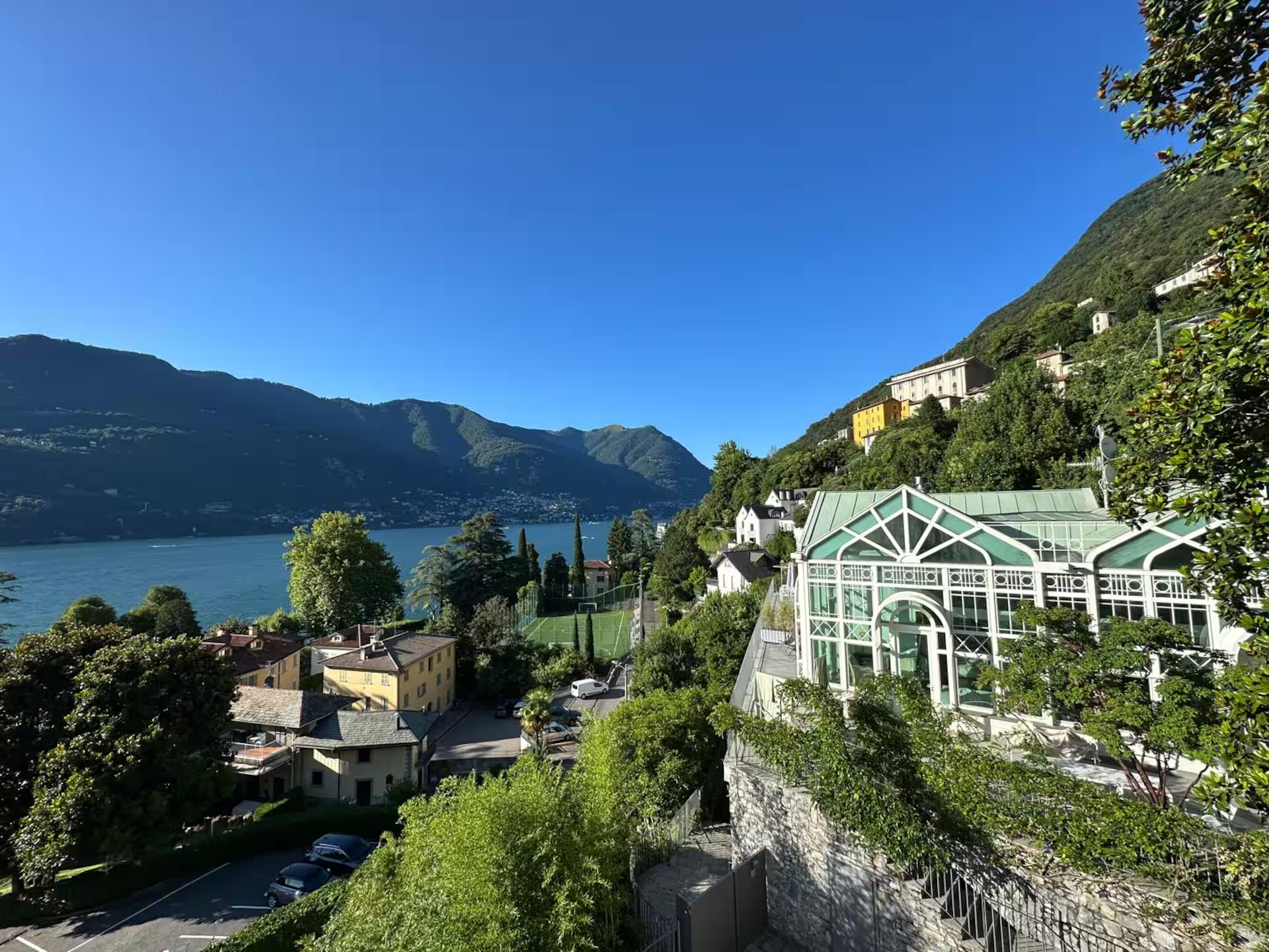 Elegante badkamer met marmerlook wanden, ronde spiegel en ingebouwde bad-douchecombinatie